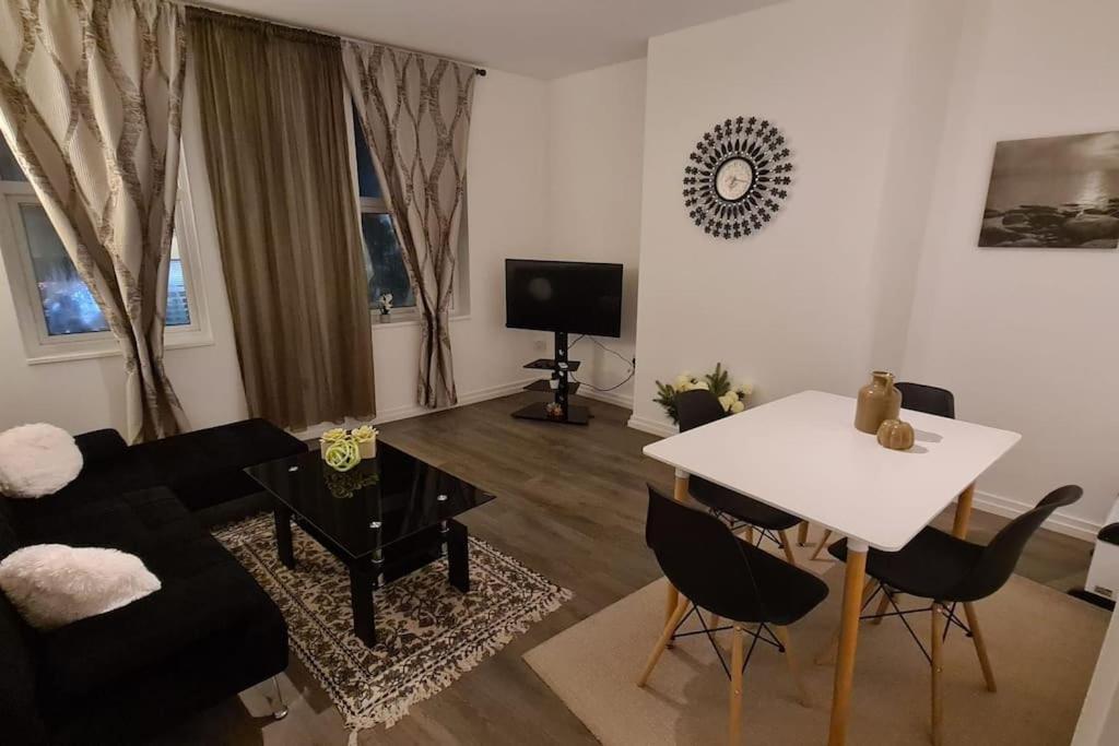 Luxury 1 Bedroom Flat In The Heart Of Wood Green Лондон Екстер'єр фото