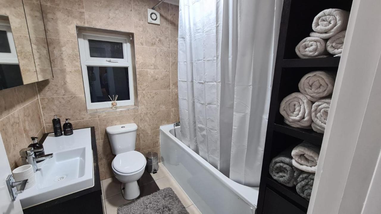 Luxury 1 Bedroom Flat In The Heart Of Wood Green Лондон Екстер'єр фото