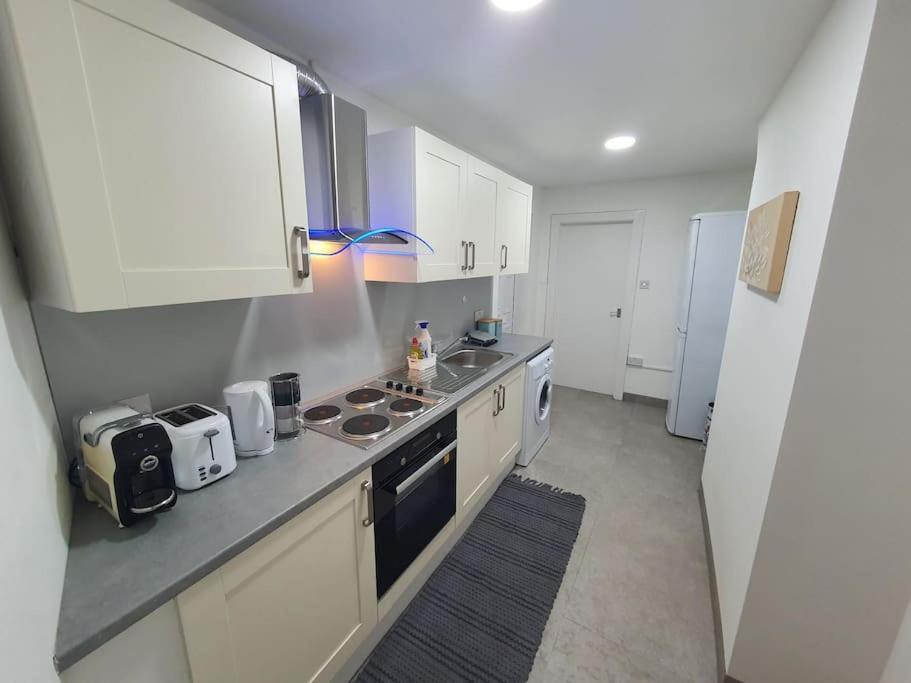 Luxury 1 Bedroom Flat In The Heart Of Wood Green Лондон Екстер'єр фото