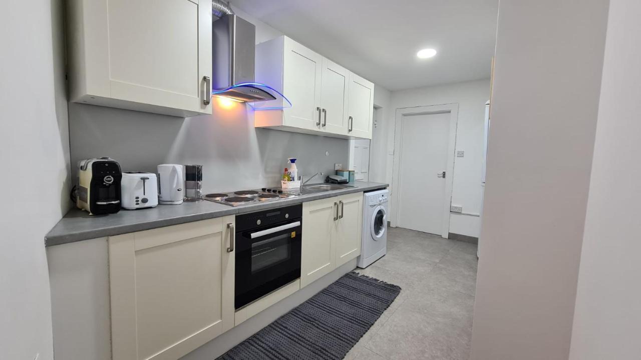Luxury 1 Bedroom Flat In The Heart Of Wood Green Лондон Екстер'єр фото